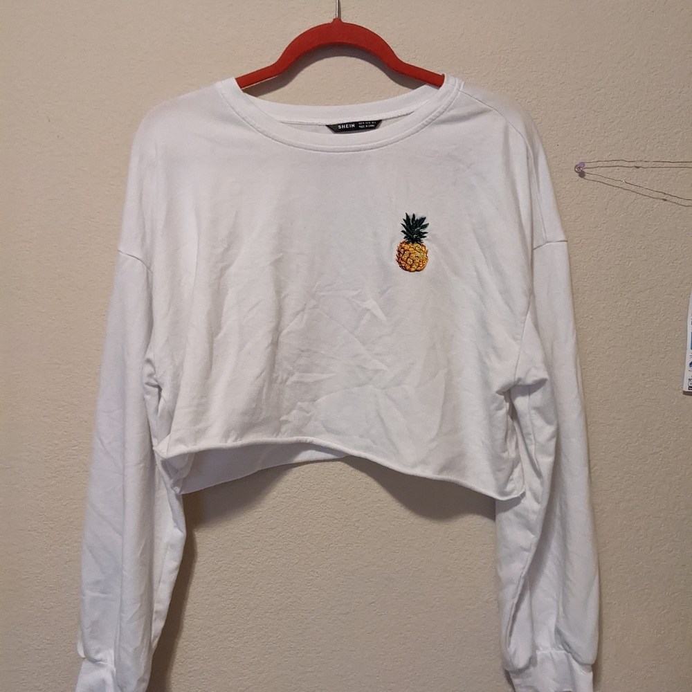 Cropped white crewneck. Size medium. Embroidered pineapple. Only worn a few time